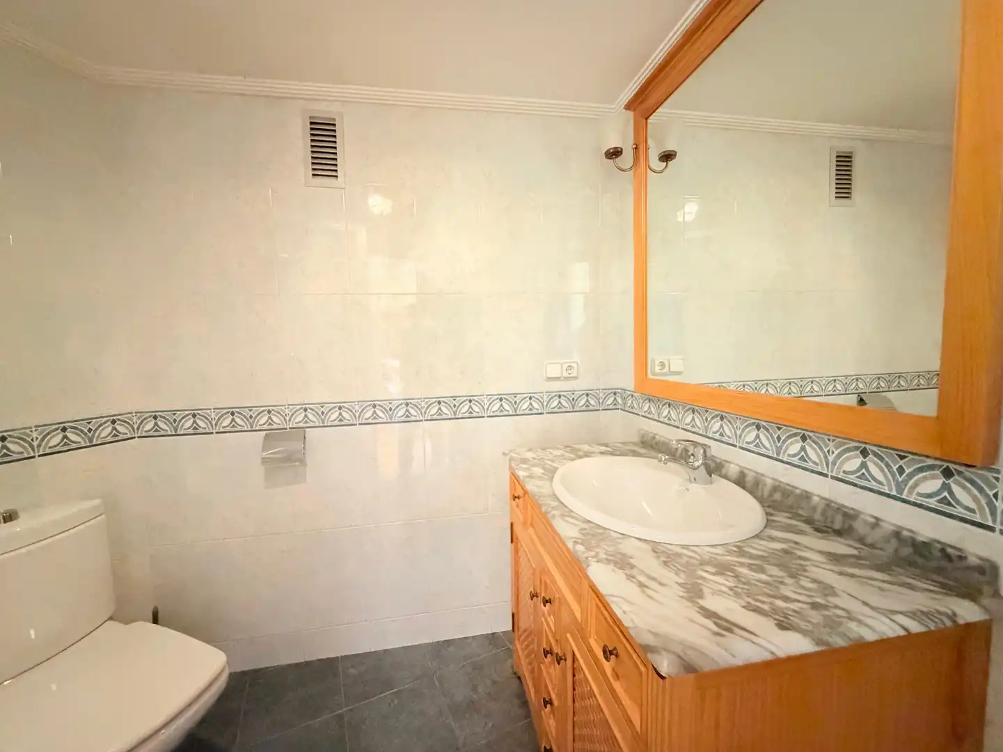 Bathroom of Flat for sale in Avilés  with Heating, Parquet flooring and Furnished