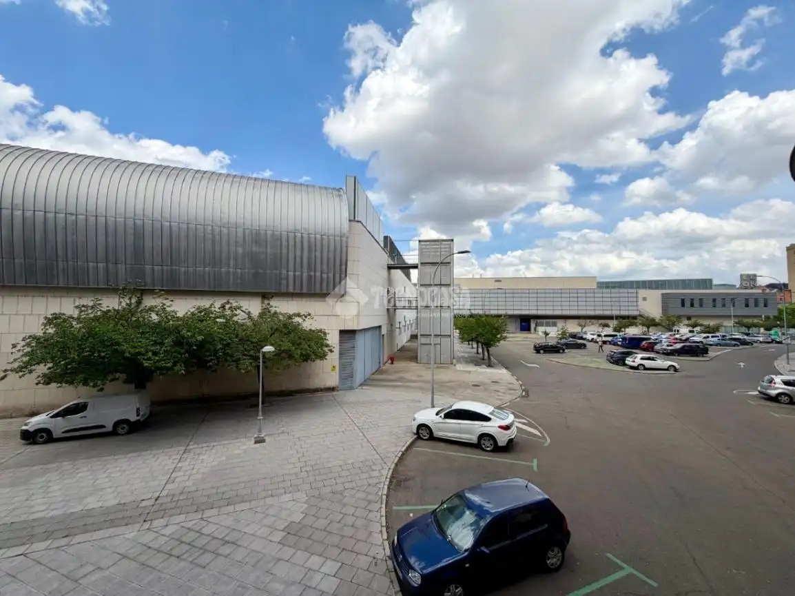 Vista exterior de Piso en venta en León Capital  con Calefacción, Terraza y Trastero