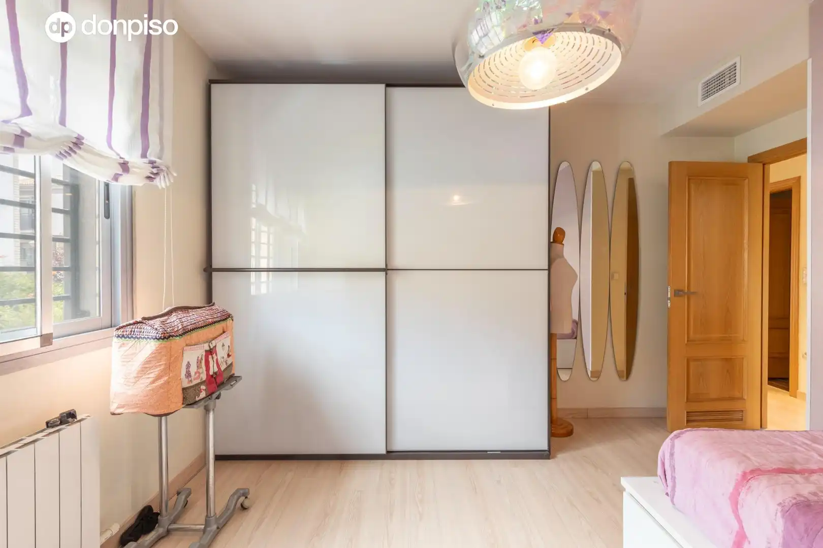 Habitación de Casa adosada en venta en Granada con Aire acondicionado, Calefacción y Balcón