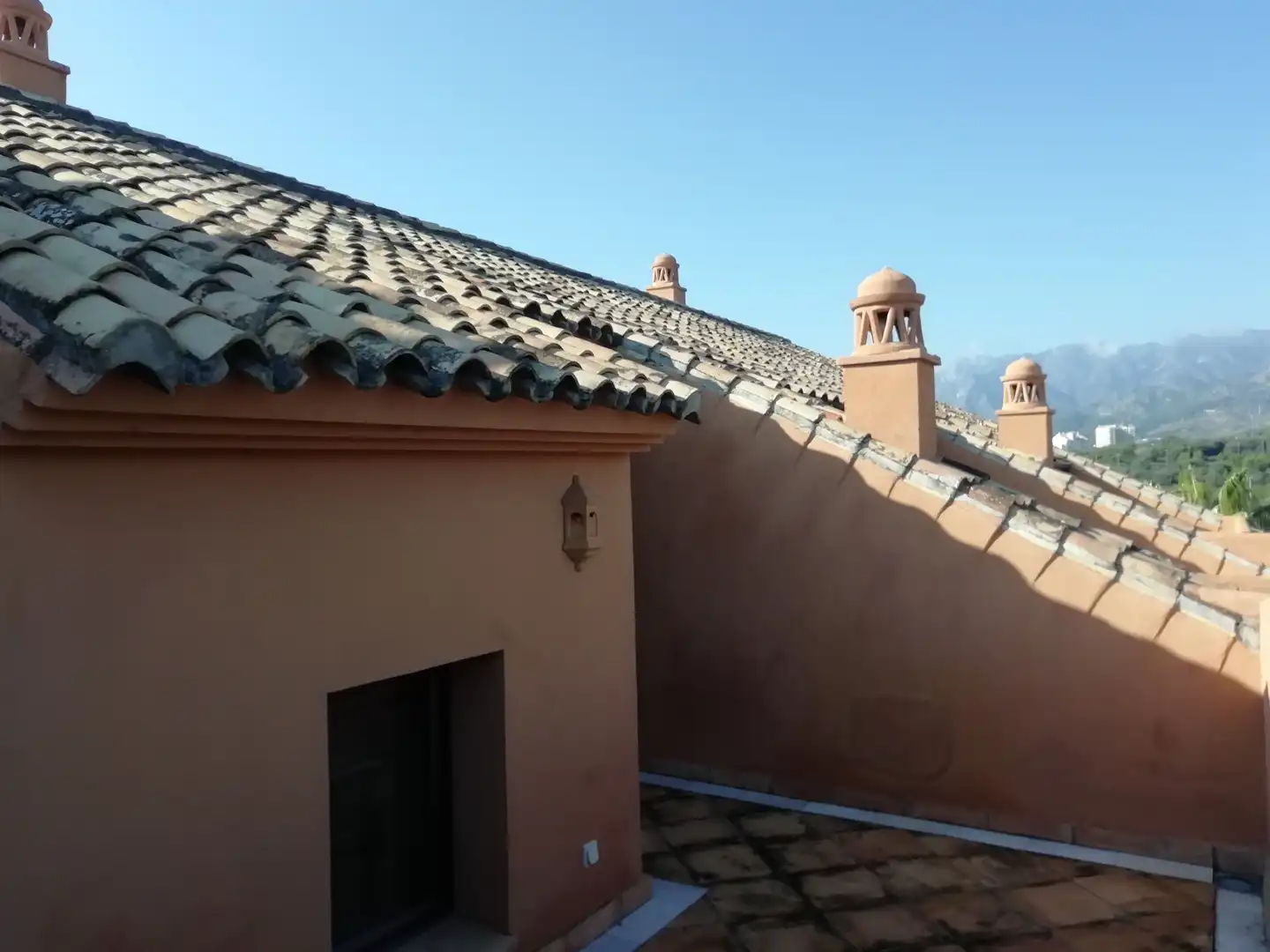 Außenansicht von Maisonette zum Verkauf in Marbella mit Klimaanlage, Terrasse und Abstellraum