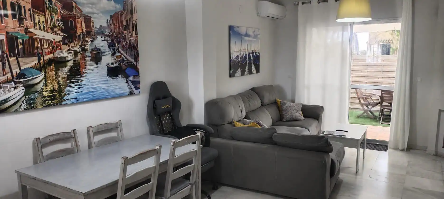 Sala d'estar de Casa adosada en venda en El Puerto de Santa María amb Aire condicionat i Traster