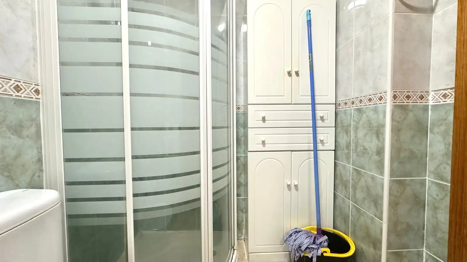 Bathroom of Flat for rent in Torrevieja  with Heating, Furnished and Washing machine