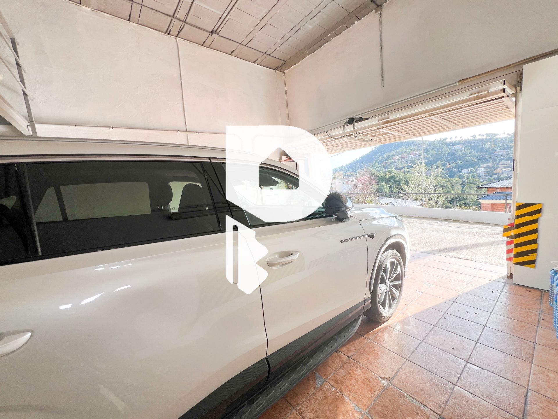 Aparcament de Casa o xalet en venda en Vallirana amb Aire condicionat, Calefacció i Jardí privat