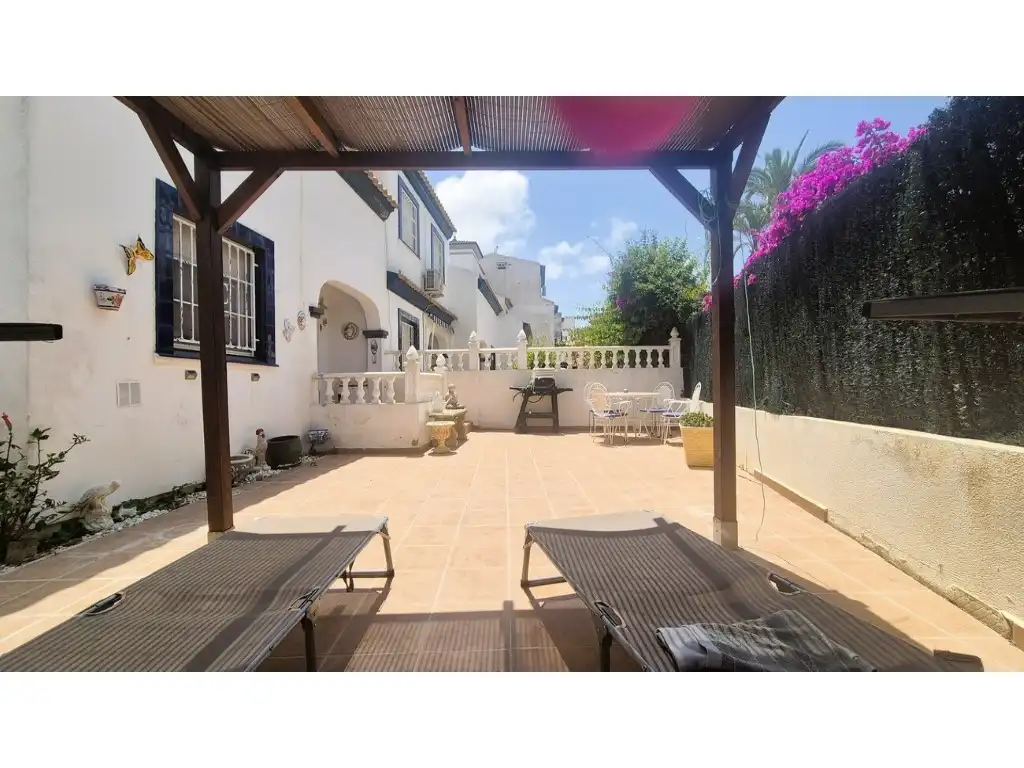 Vista exterior de Casa adosada en venda en Orihuela amb Aire condicionat, Jardí privat i Moblat