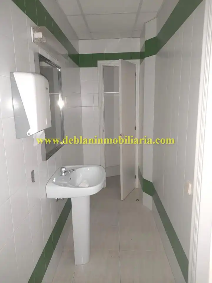 Badezimmer von Geschaftsraum zur Miete in Tui
