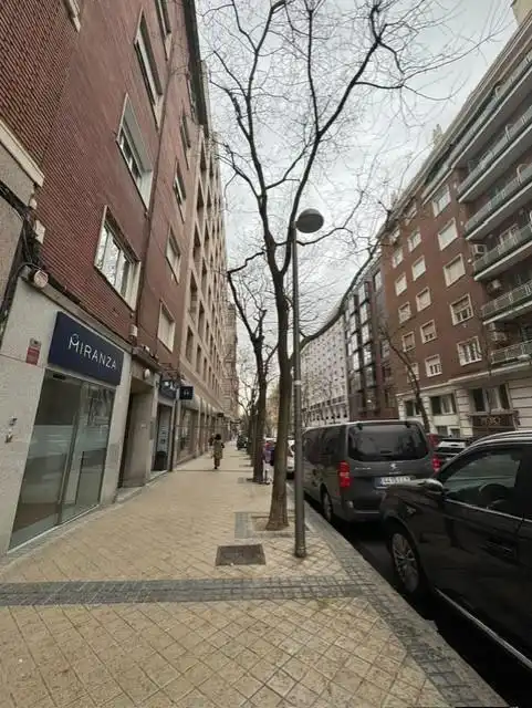 Vista exterior de Planta baixa en venda en Madrid amb Calefacció i Moblat