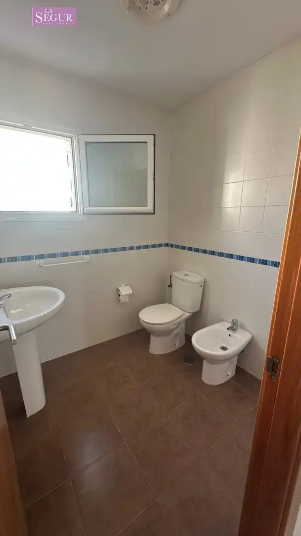 Bany de Casa adosada en venda en Conil de la Frontera amb Jardí privat, Terrassa i Piscina comunitària