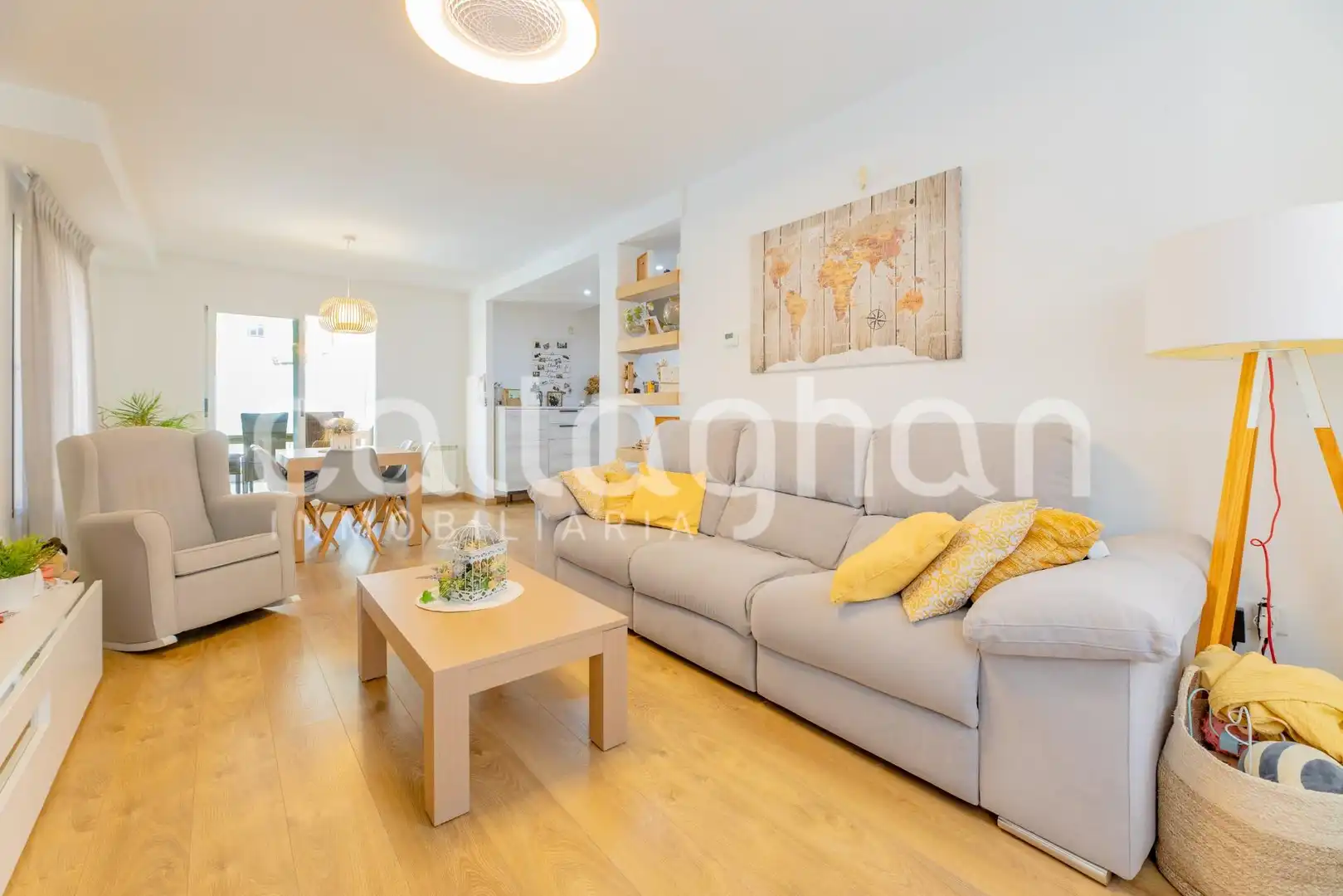 Sala d'estar de Casa adosada en venda en La Pobla de Vallbona amb Aire condicionat, Jardí privat i Terrassa