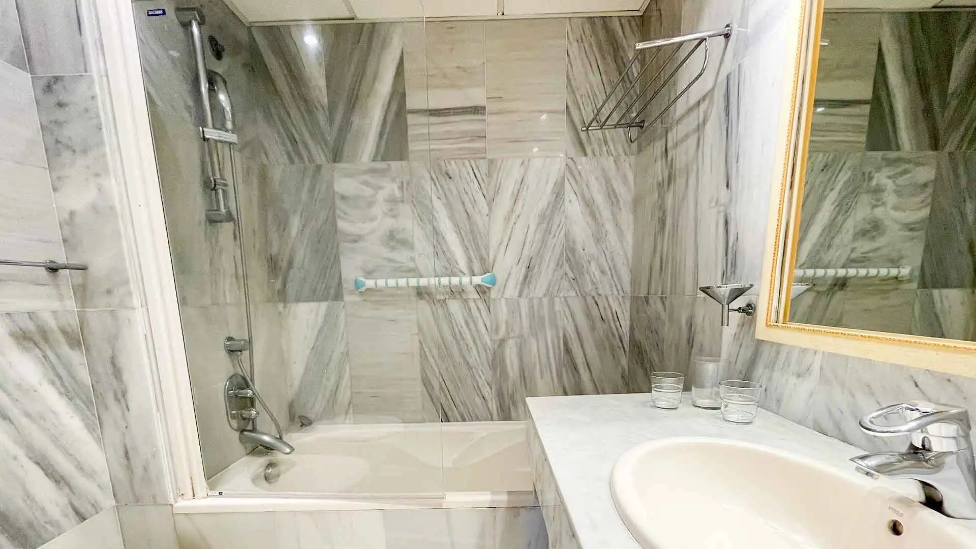 Bathroom of Apartments for rent in Marbella  with Air Conditioner, Terrace and Swimming Pool