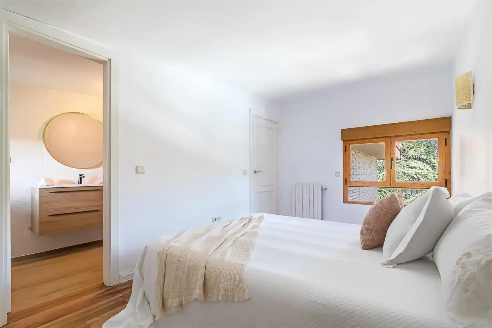 Bedroom of Houses for sale in Boadilla del Monte  with Air Conditioner, Swimming Pool and Balcony