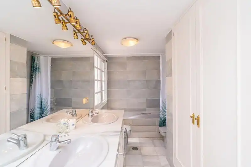 Bathroom of Detached homes for rent in Estepona  with Air Conditioner, Heating and Terrace
