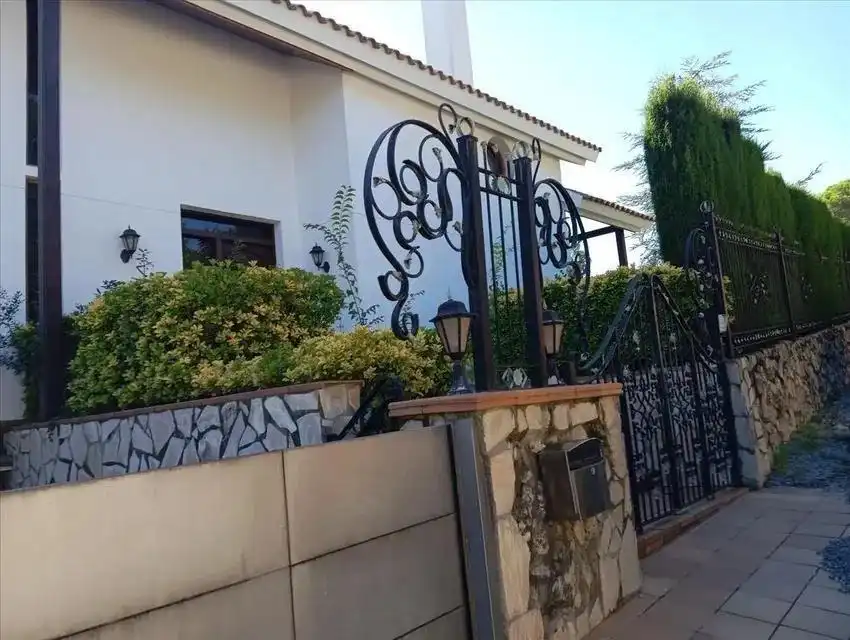 Casa con piscina en venta en LLUIS BONET I GARI 1