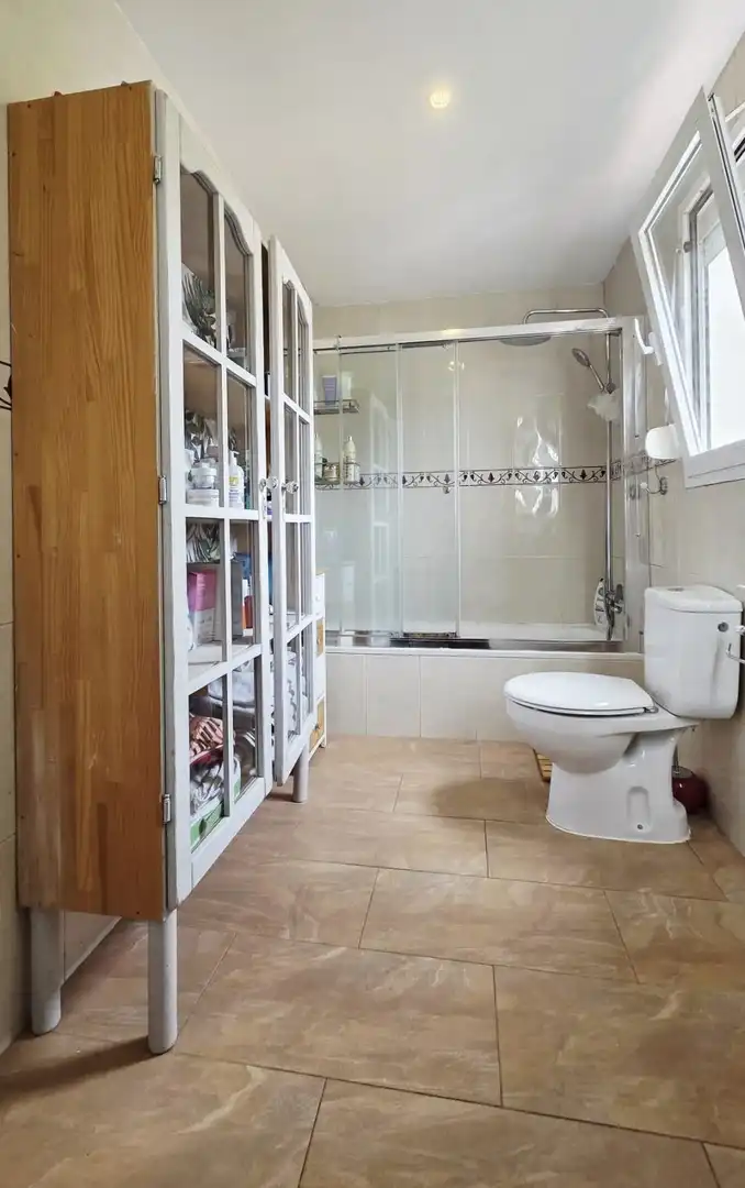 Badezimmer von Haus oder Chalet zum Verkauf in La Nucia mit Klimaanlage, Heizung und Privatgarten