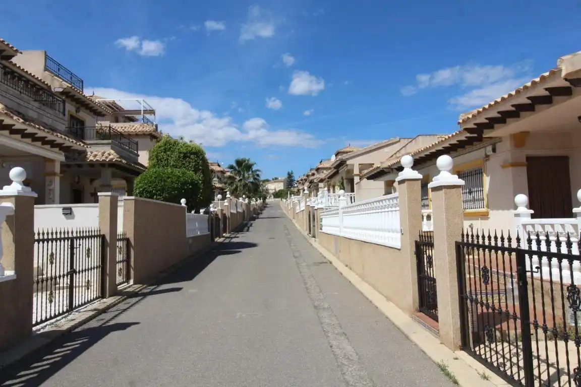 Vista exterior de Casa adosada en venda en Orihuela amb Jardí privat, Terrassa i Moblat