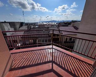 Vista exterior de Pis en venda en Cornellà de Llobregat amb Calefacció i Terrassa