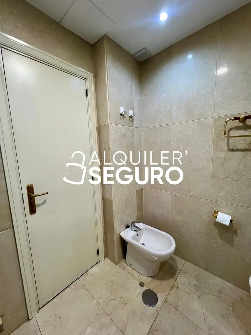 Baño de Piso de alquiler en Madrid con Aire acondicionado, Calefacción y Amueblado