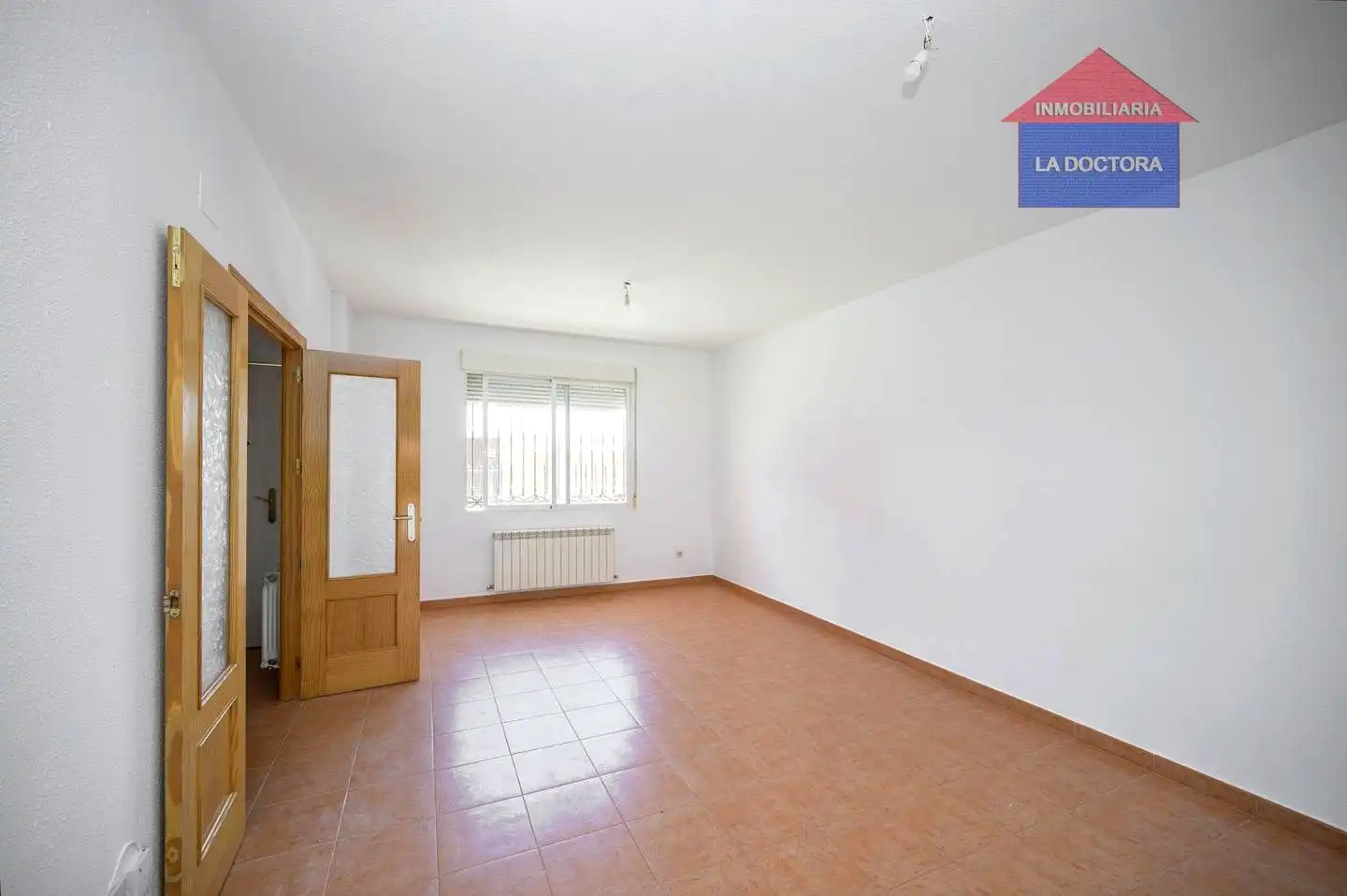 Sala d'estar de Casa adosada en venda en Camarena amb Calefacció, Jardí privat i Terrassa