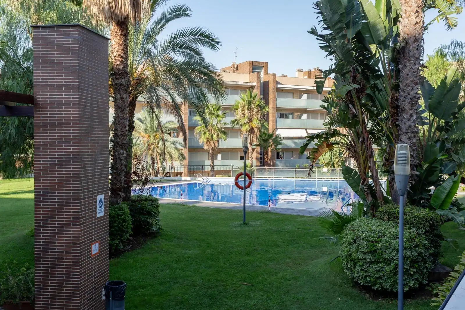 Schwimmbecken von Wohnung zum Verkauf in Salou mit Klimaanlage, Privatgarten und Terrasse