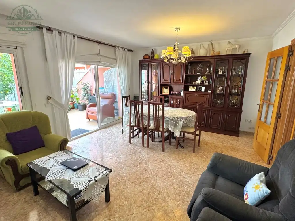 Sala d'estar de Casa adosada en venda en El Vendrell amb Aire condicionat, Balcó i Piscina comunitària