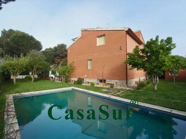 Chalet con piscina en venta en Calle Dos