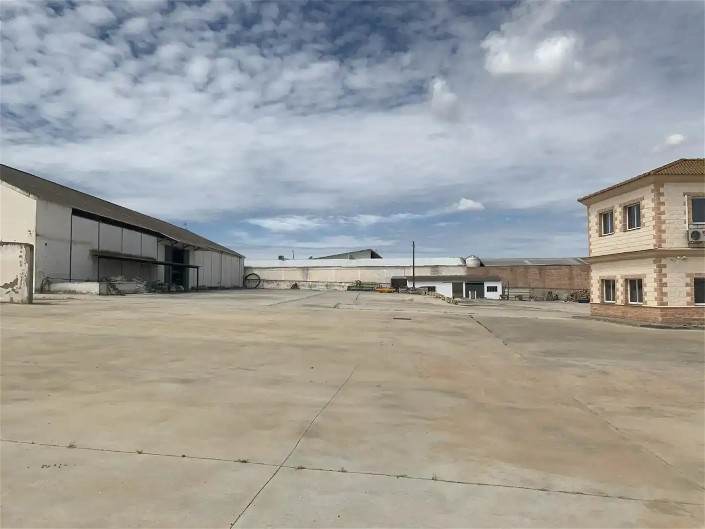 Außenansicht von Fabrikhallen zur Miete in Sierra de Yeguas