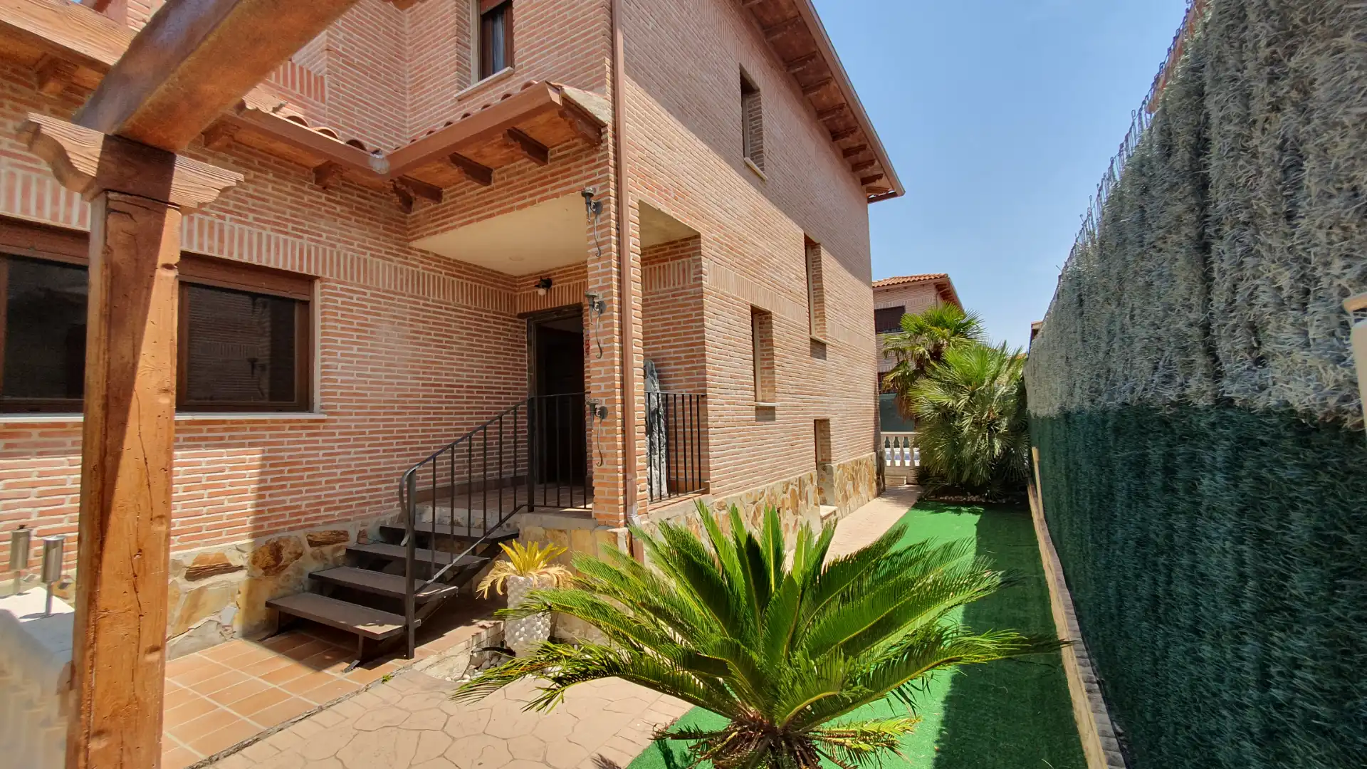 Vista exterior de Casa adosada en venda en Olías del Rey amb Aire condicionat, Calefacció i Jardí privat