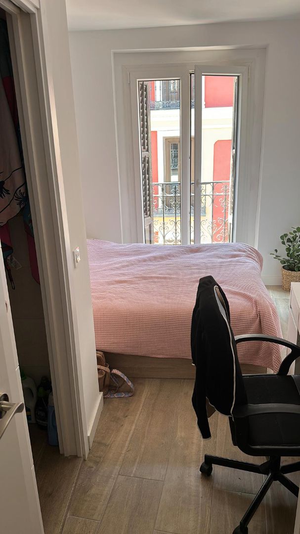 Bedroom of Flat to share in  Madrid Capital  with Air Conditioner, Furnished and Oven