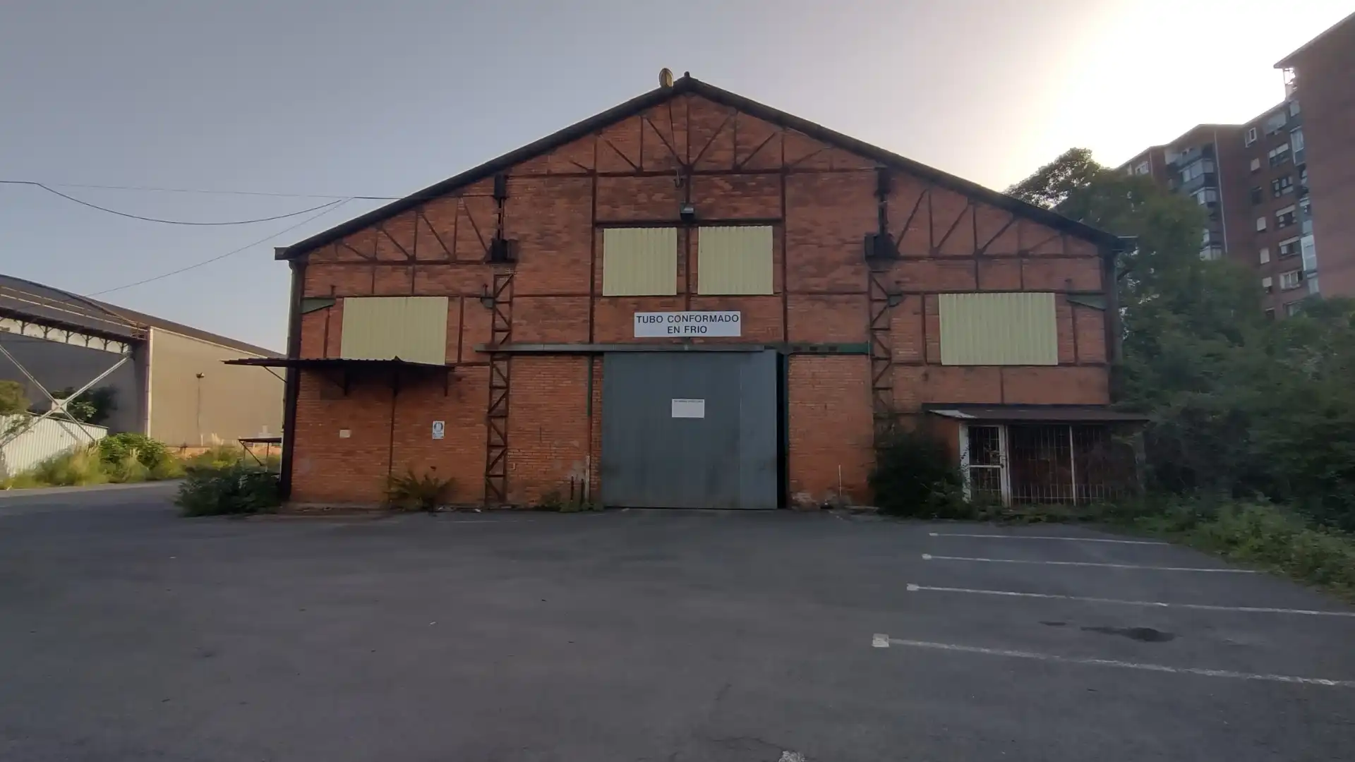 Außenansicht von Fabrikhallen zur Miete in Basauri 