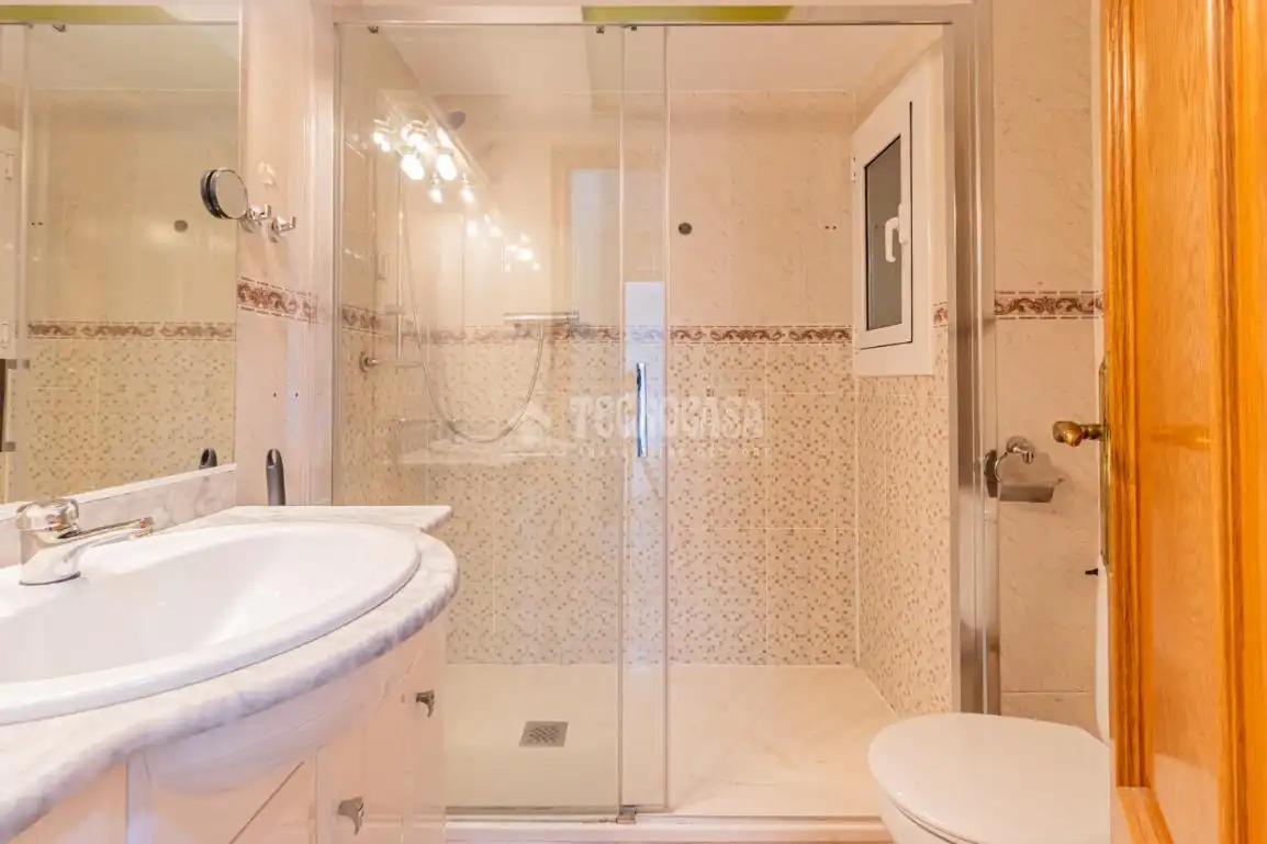 Bathroom of Attic for sale in Sant Cugat del Vallès  with Terrace and Balcony