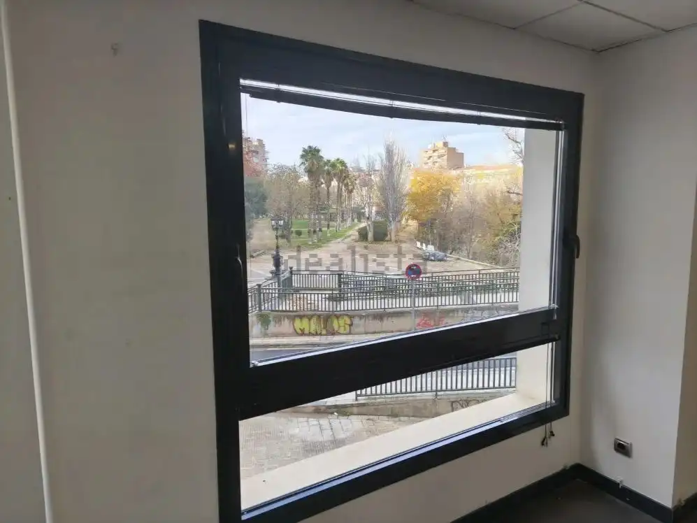 Vista exterior de Oficina de lloguer en Zaragoza amb Internet