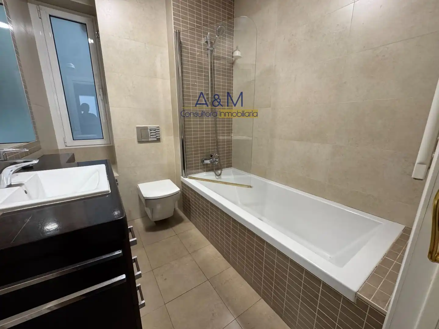 Badezimmer von Wohnung zur Miete in Valladolid mit Heizung, Parkett und Ofen