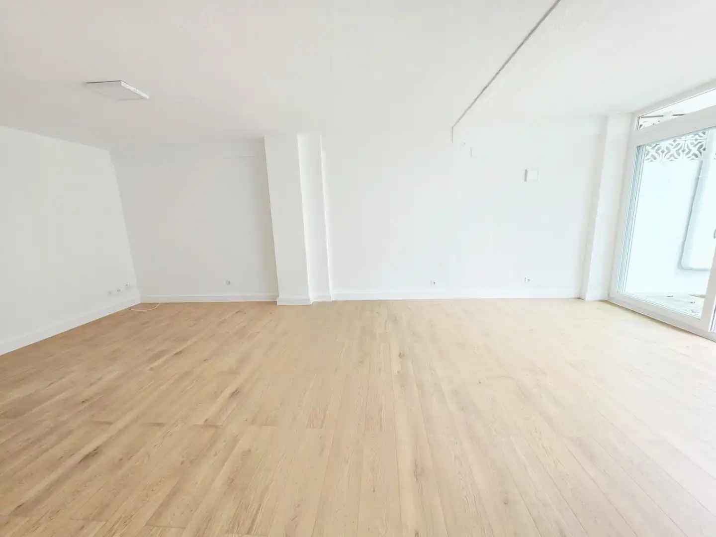 Wohnzimmer von Erdgeschoss zum Verkauf in Algeciras mit Privatgarten und Parkett
