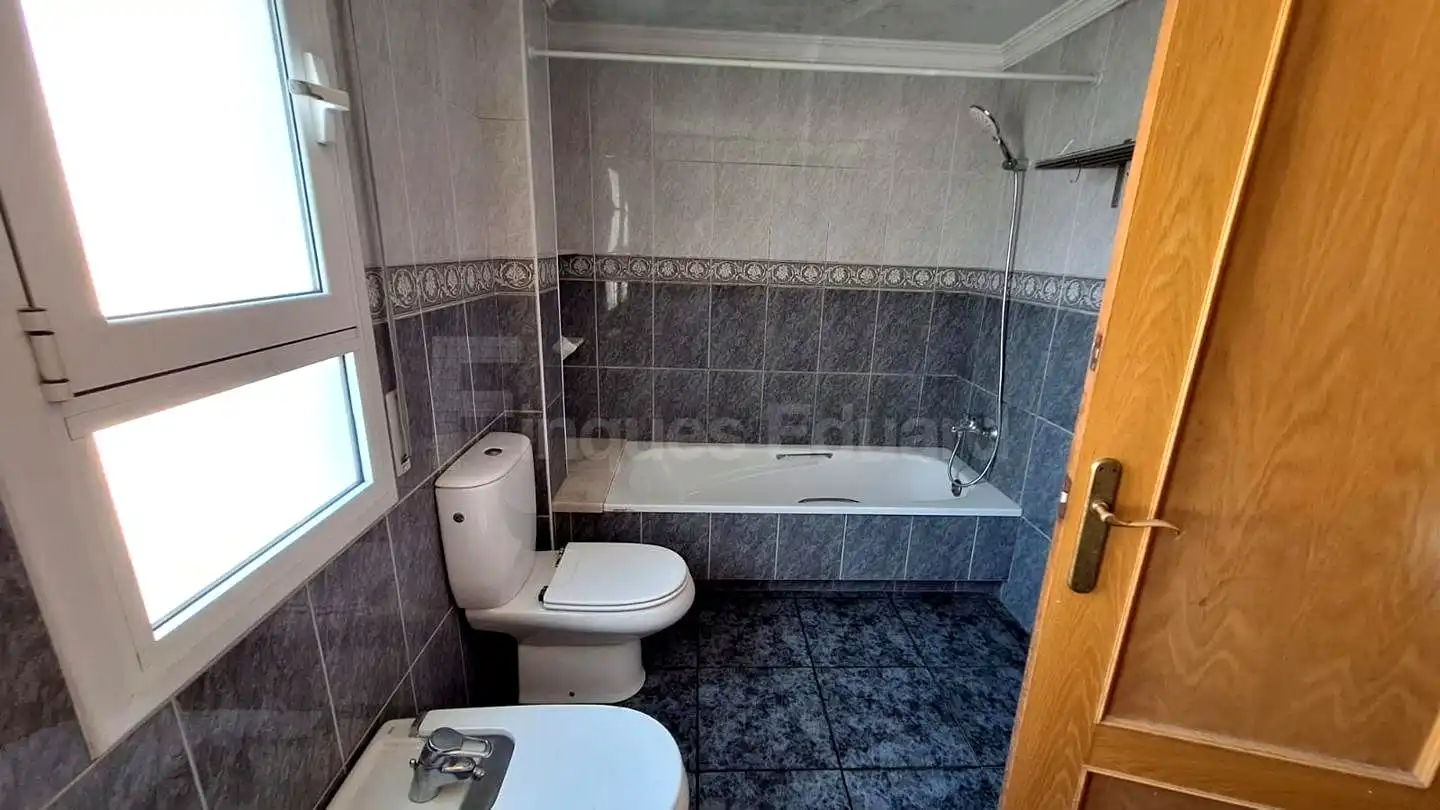 Maison mitoyenne avec jardin à vendre à Nucli Urbà, imagen 25