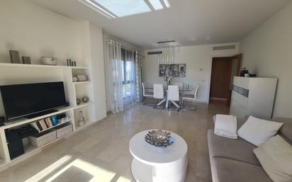 Sala d'estar de Apartament en venda en Estepona amb Aire condicionat, Terrassa i Balcó