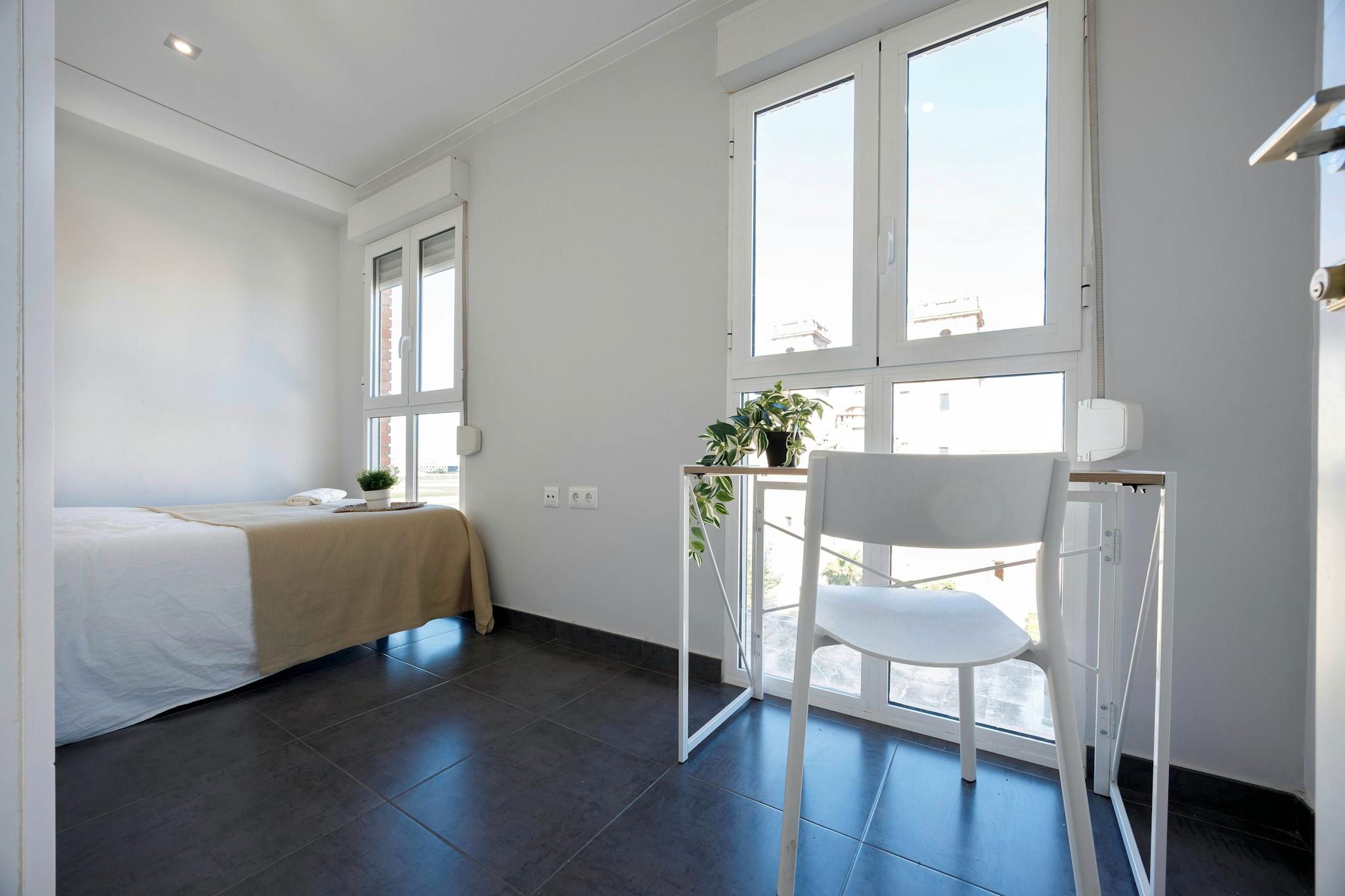 Bedroom of Flat to share in  Valencia Capital  with Washing machine