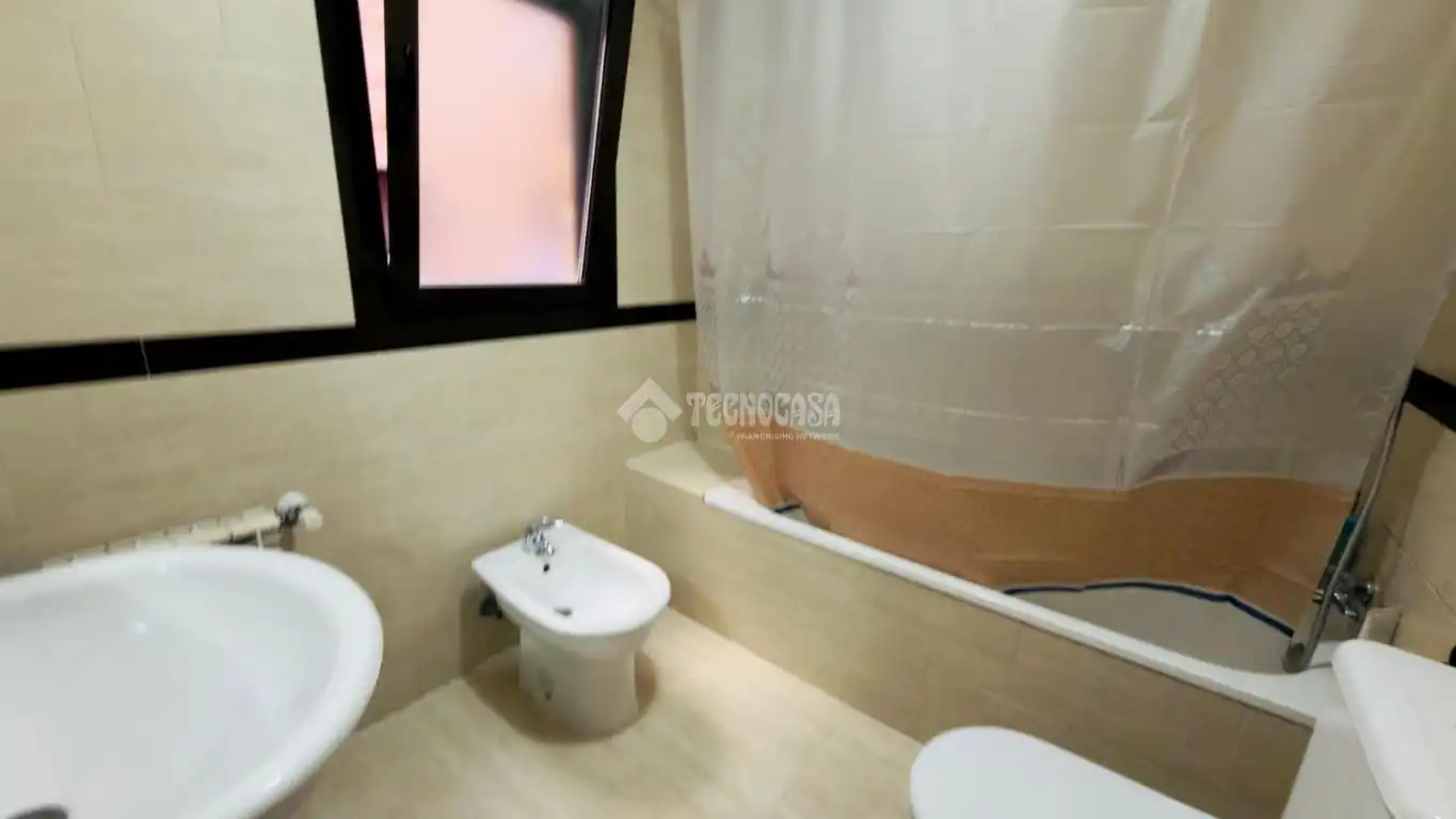 Baño de Piso en venta en Seseña con Calefacción, Terraza y Piscina comunitaria