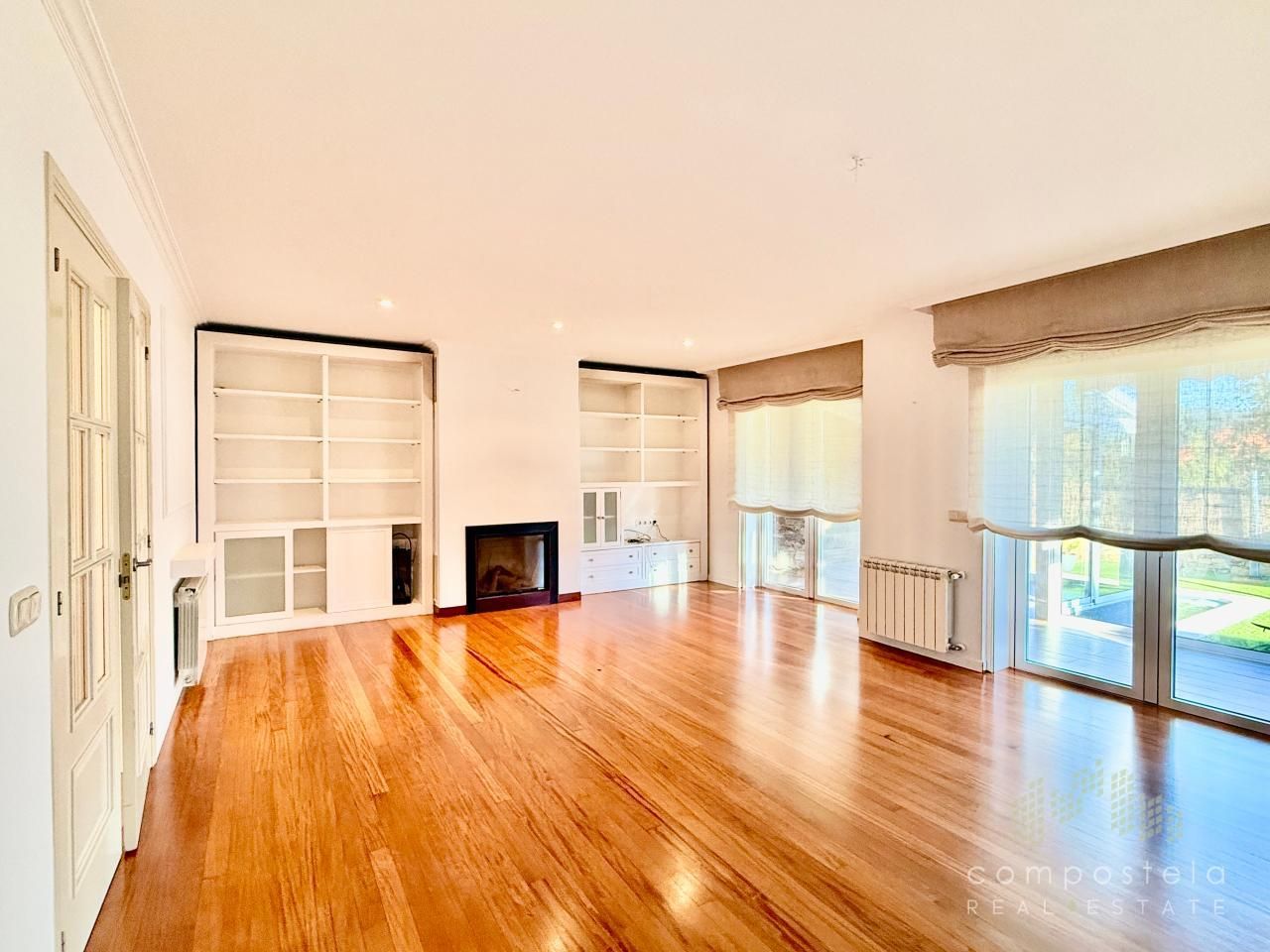 Sala de estar de Casa o chalet en venta en Santiago de Compostela  con Calefacción, Jardín privado y Parquet