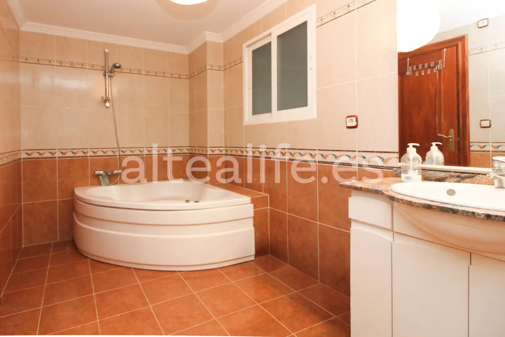 Badezimmer von Haus oder Chalet zum Verkauf in La Nucia mit Privatgarten, Terrasse und Abstellraum