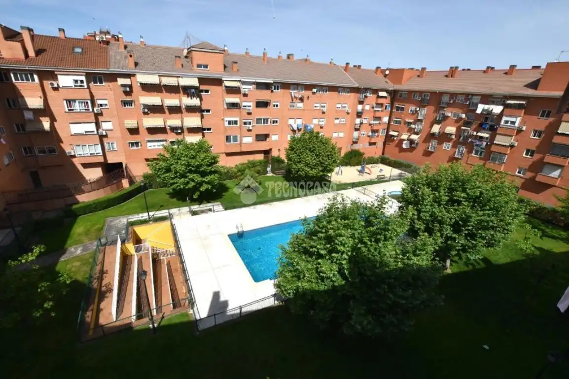 Vista exterior de Pis en venda en Fuenlabrada amb Aire condicionat, Calefacció i Piscina comunitària