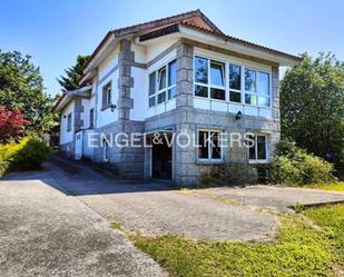 Vista exterior de Casa o xalet en venda en Pontevedra Capital  amb Calefacció, Jardí privat i Parquet