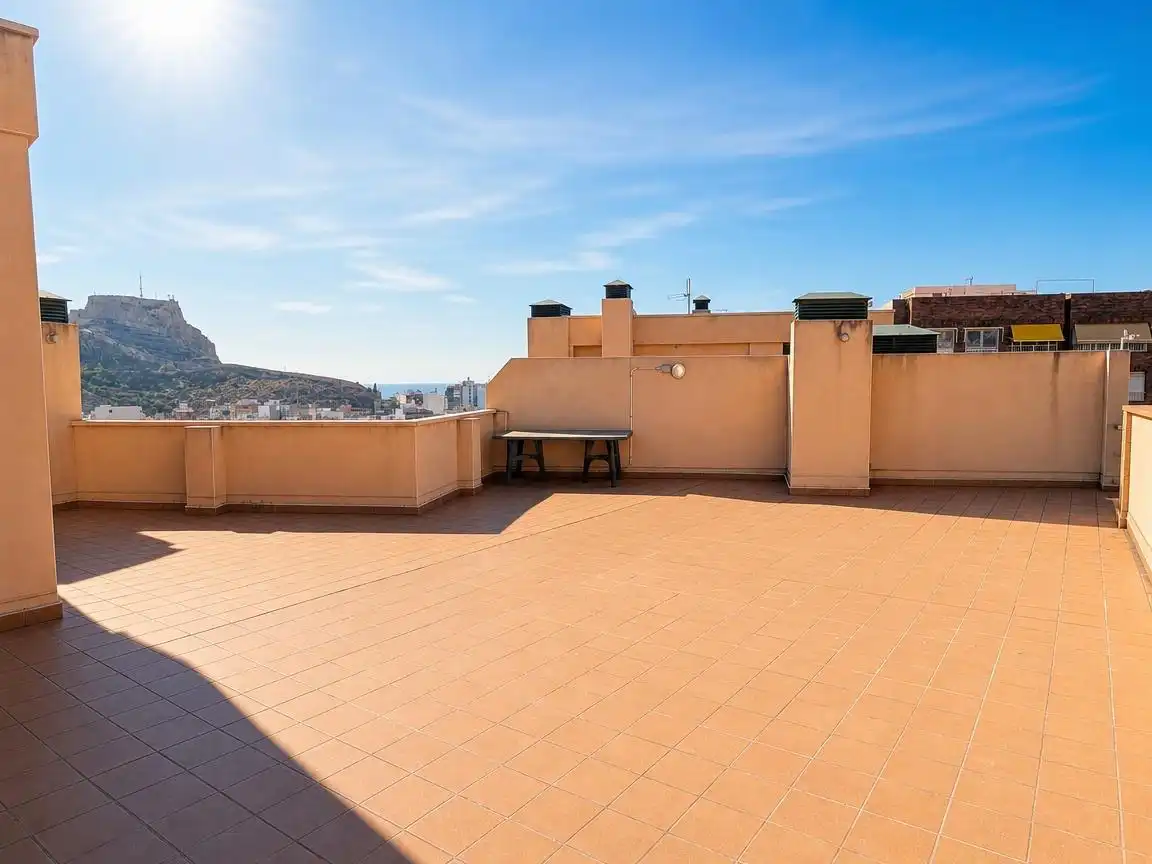 Terrasse von Dachboden zur Miete in Alicante / Alacant mit Terrasse, Abstellraum und Möbliert
