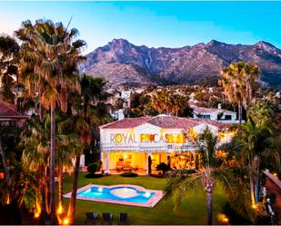 Vista exterior de Casa o xalet en venda en Marbella amb Aire condicionat, Jardí privat i Piscina