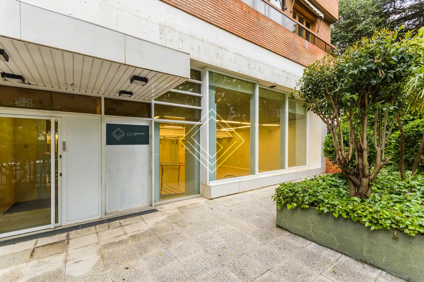 Vista exterior de Local en venda en Madrid amb Aire condicionat, Calefacció i Alarma