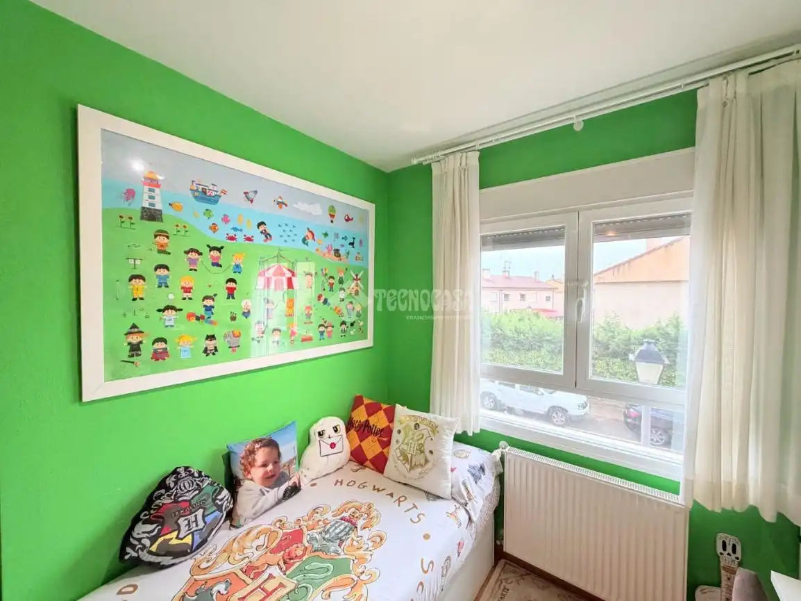 Habitación de Casa adosada en venta en Hontanares de Eresma con Calefacción