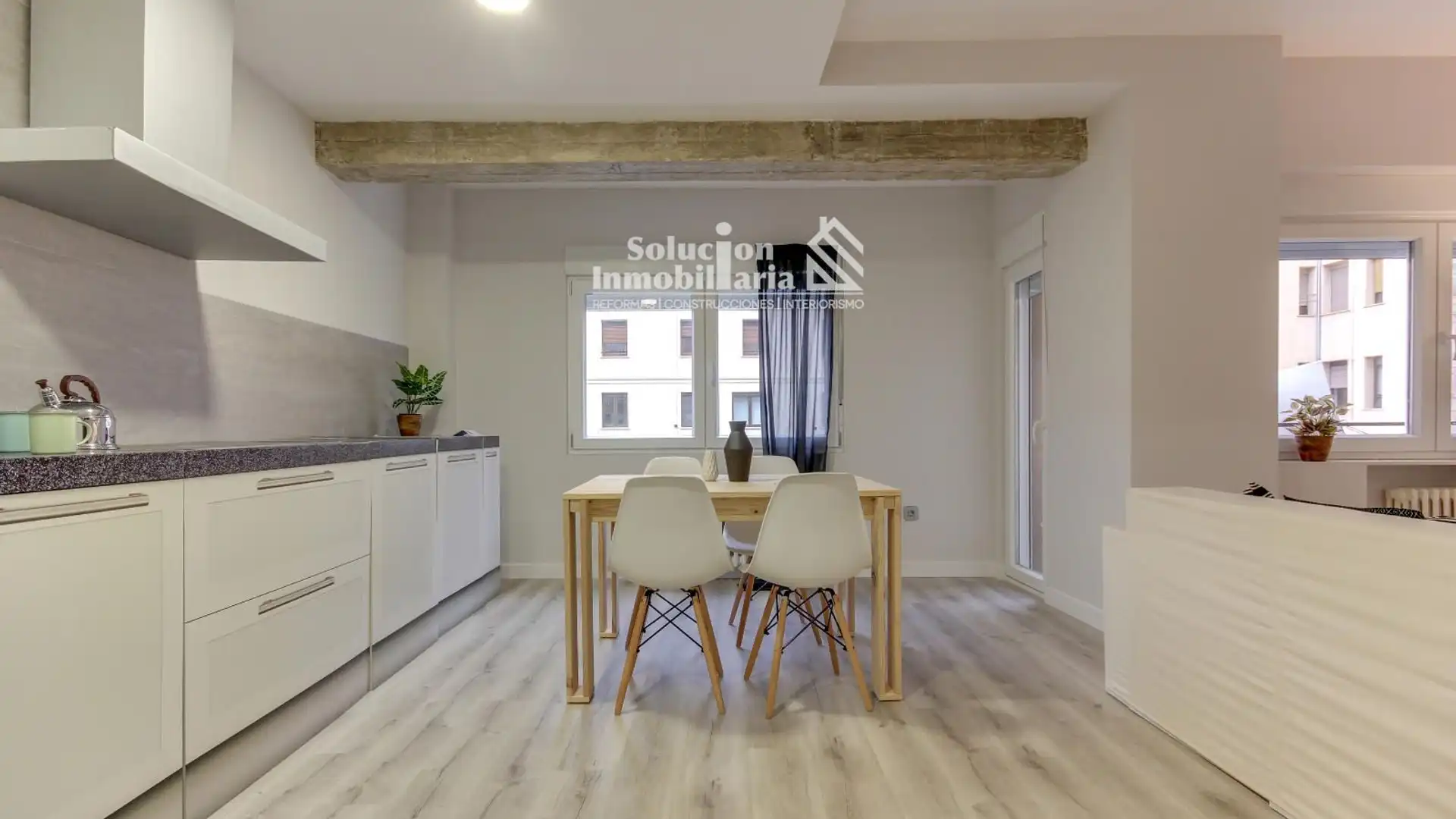 Cuina de Apartament en venda en Salamanca Capital amb Calefacció i Traster