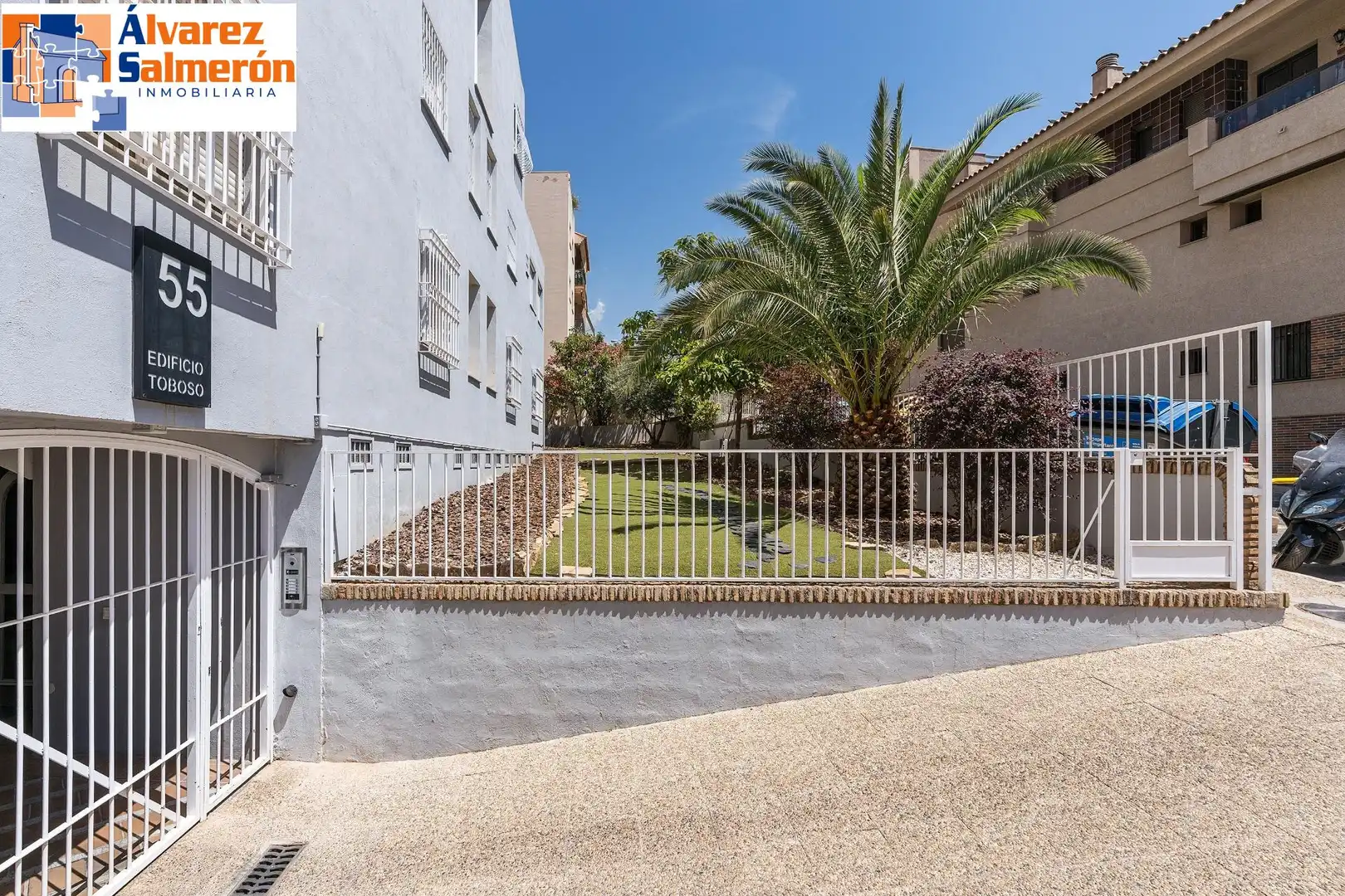 Vista exterior de Piso en venta en Granada con Aire acondicionado, Calefacción y Terraza