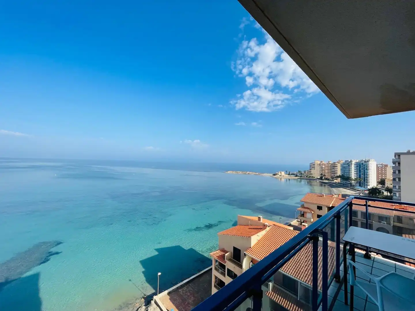 Terraza de Apartamento de alquiler en La Manga del Mar Menor con Aire acondicionado, Calefacción y Piscina