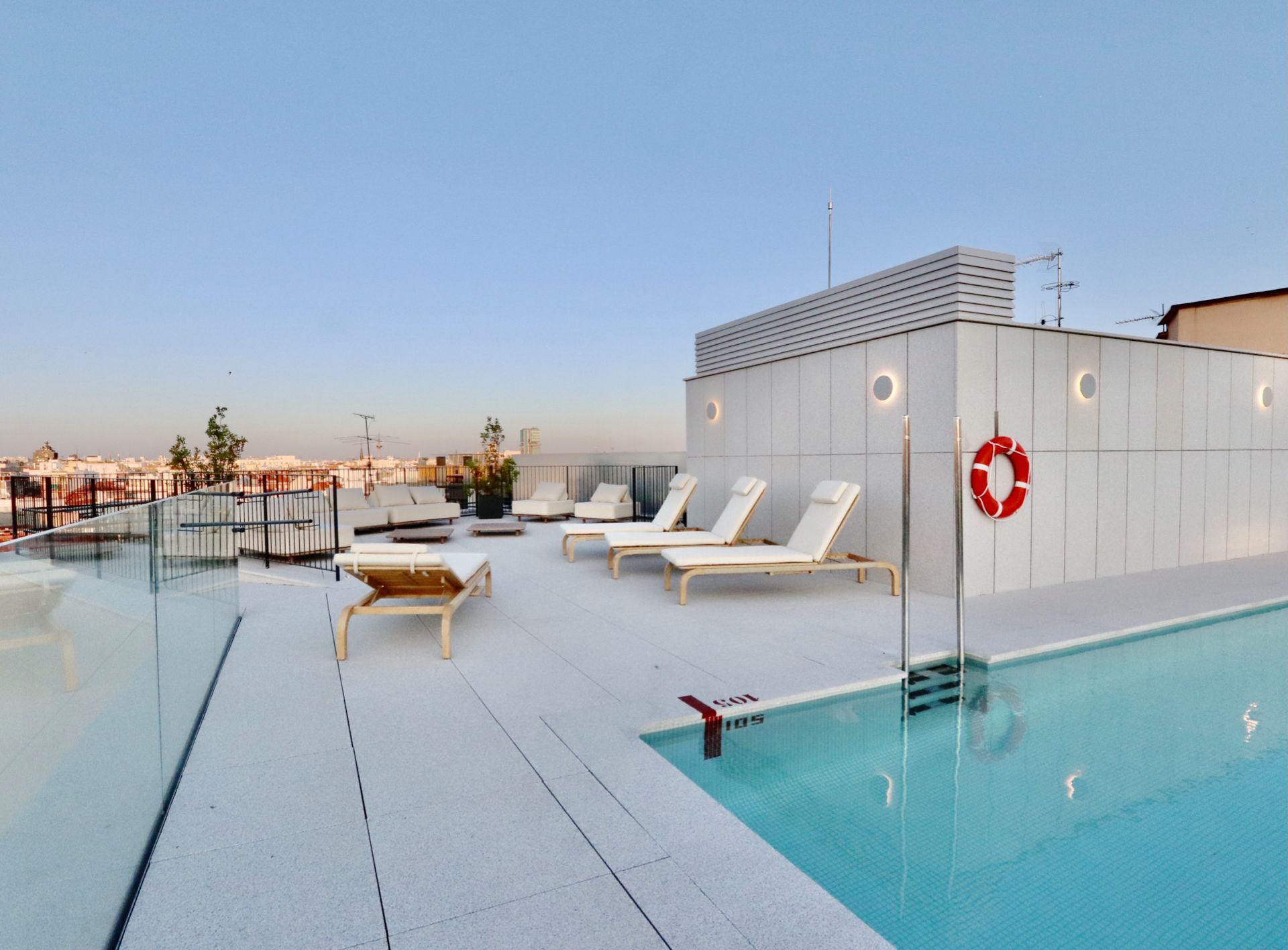 Swimming pool of Flat to rent in  Madrid Capital  with Air Conditioner, Heating and Parquet flooring