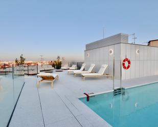 Swimming pool of Flat to rent in  Madrid Capital  with Air Conditioner, Heating and Parquet flooring