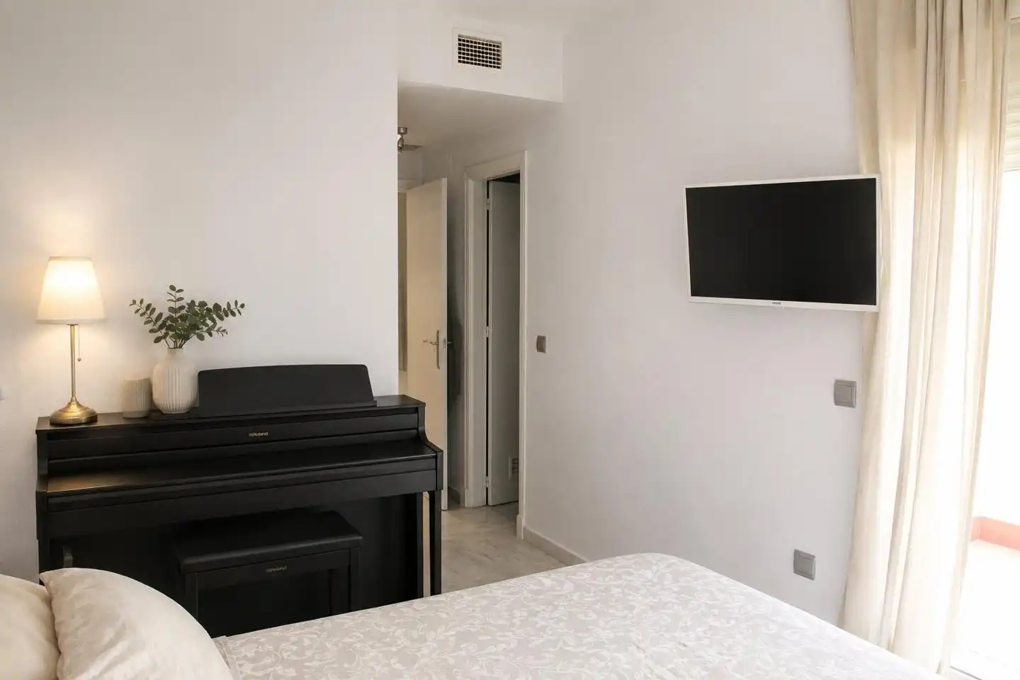 Dormitori de Casa adosada en venda en Bormujos amb Aire condicionat, Calefacció i Jardí privat